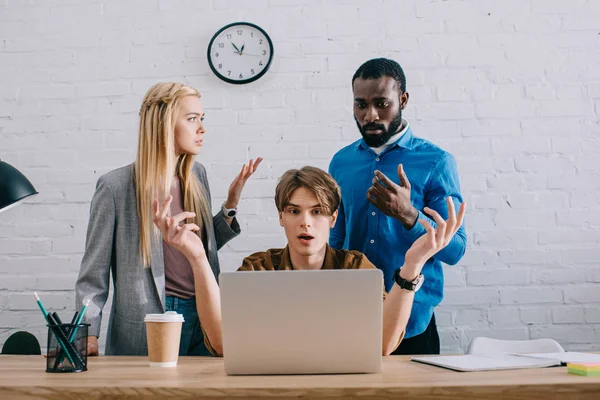 Hombre de negocios sorprendido - foto de stock