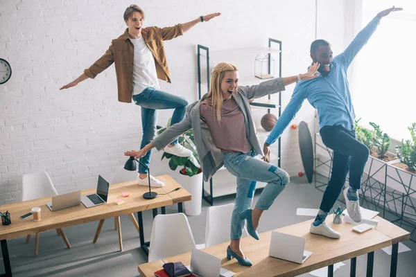 Bailando en la oficina - foto de stock