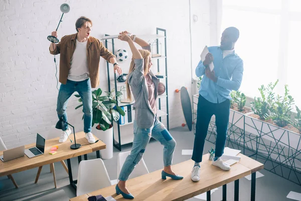 Coworkers fighting — Stock Photo