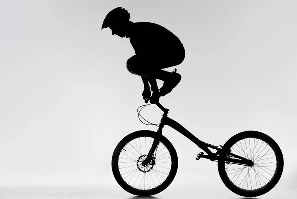 Silueta del motociclista de prueba de pie en el manillar con las manos en blanco — Stock Photo