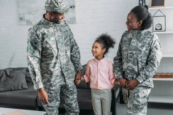 Frau und Mann in Armeeuniform mit ihrer Tochter — Stockfoto