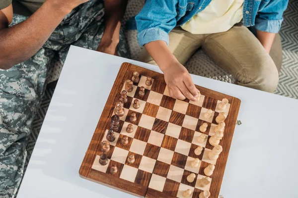 Vista de primer plano de padre e hijo jugando ajedrez juego - foto de stock