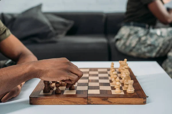 Gros plan de l'homme jouant au jeu d'échecs — Photo de stock