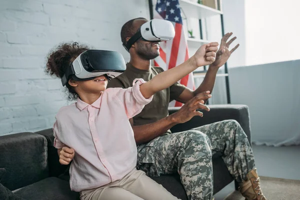 Père en uniforme de l'armée et fille afro-américaine utilisant des lunettes vr — Photo de stock