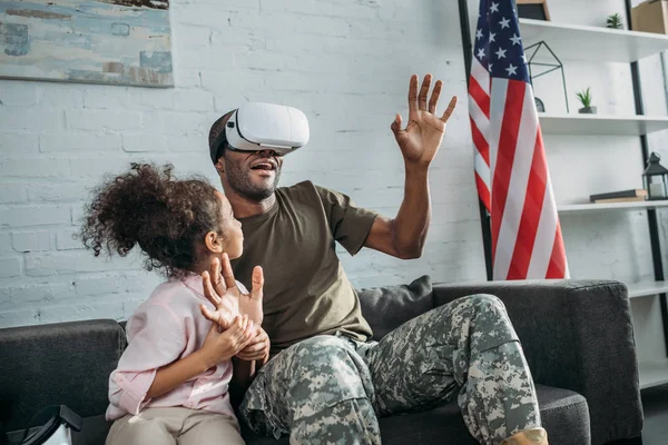 Soldado del ejército padre en gafas vr por su hija - foto de stock