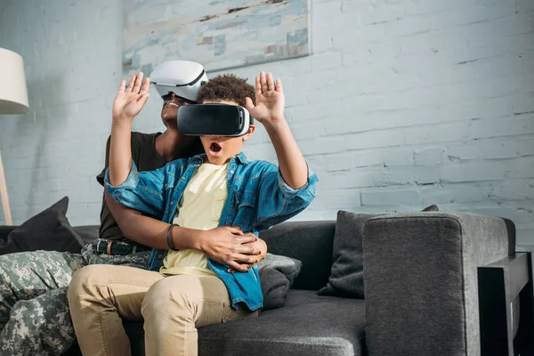 Mutter Soldatin und afrikanischer amerikanischer Junge mit Virtual-Reality-Headsets — Stockfoto