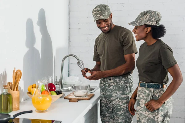 Couple of soldiers cooking together at home kitchen — Stock Photo