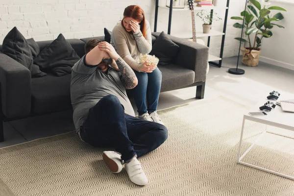 Fidanzato e fidanzata chiusura occhi mentre guardando orrore film a casa — Foto stock