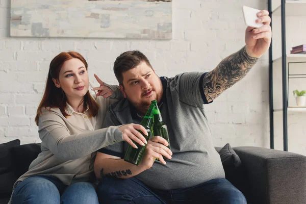 Casal com excesso de peso tomando selfie — Fotografia de Stock