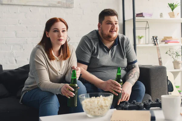 Overweight couple watching tv — Stock Photo