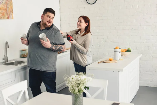 Freundin schenkt Freund in Küche Geschenk — Stockfoto