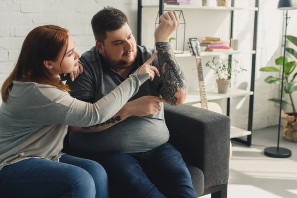 Namorada tocando namorado tatuagens em casa — Fotografia de Stock