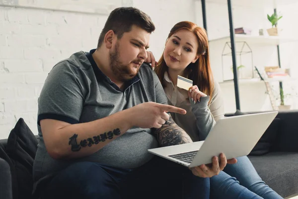 Overweight couple shopping online — Stock Photo