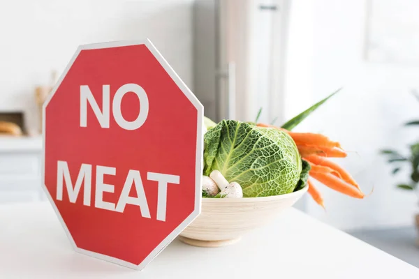 Sem sinal de carne e tigela com legumes no balcão da cozinha — Fotografia de Stock