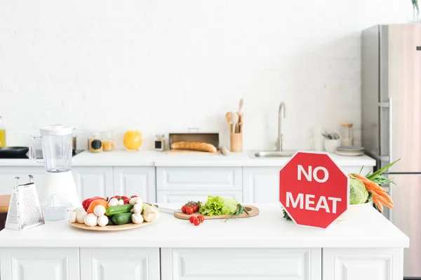 Стиглі смачні овочі і м'ясний знак на кухонній стійці — стокове фото
