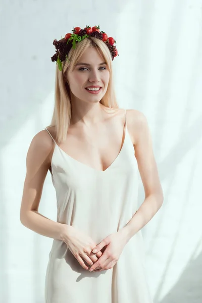 Retrato de mujer sonriente en vestido con corona hecha de lechuga fresca y tomates cherry, concepto de estilo de vida vegano — Stock Photo