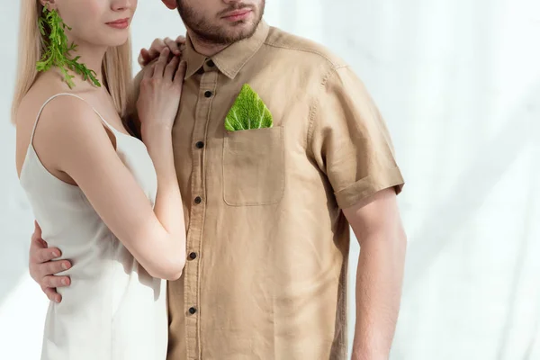 Plan recadré de femme avec boucle d'oreille en roquette maigre sur petit ami avec feuille de chou de Savoie dans la poche, concept de style de vie végétalien — Photo de stock