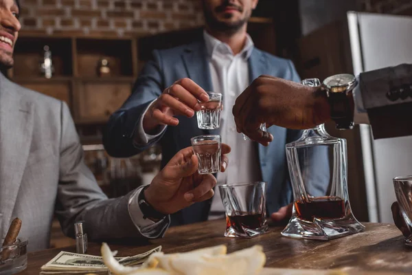 Plan recadré d'hommes multiethniques buvant de l'alcool ensemble — Photo de stock