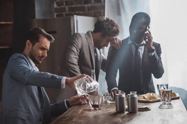 Betrunkene multiethnische Geschäftsleute trinken gemeinsam Whisky — Stockfoto