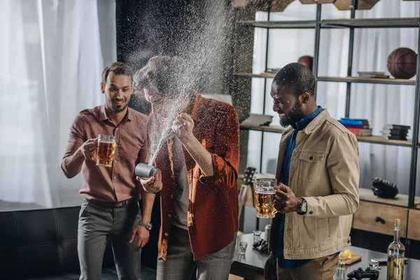 Junge männliche Freunde, die zusammen Spaß haben und drinnen Bier trinken — Stockfoto