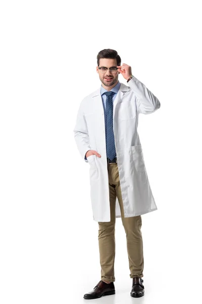 Beau docteur en lunettes portant un manteau blanc isolé sur blanc — Photo de stock