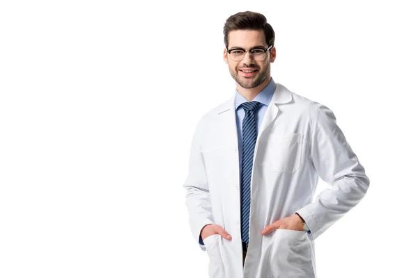 Médico sonriente con abrigo blanco aislado en blanco - foto de stock