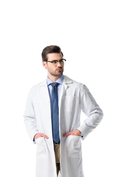 Médico masculino confiante vestindo casaco branco isolado em branco — Fotografia de Stock