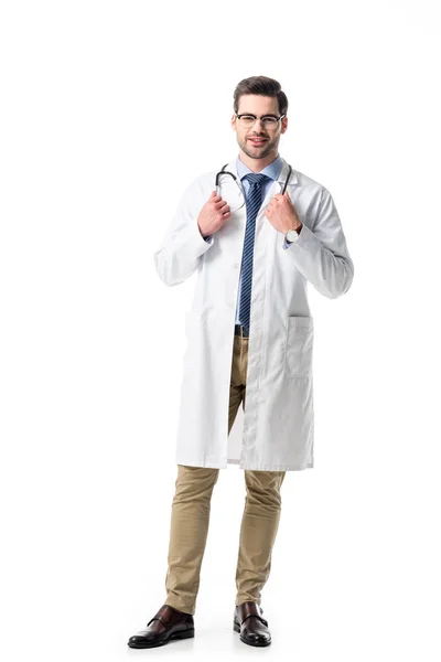 Médico masculino vestindo casaco branco com estetoscópio isolado em branco — Fotografia de Stock