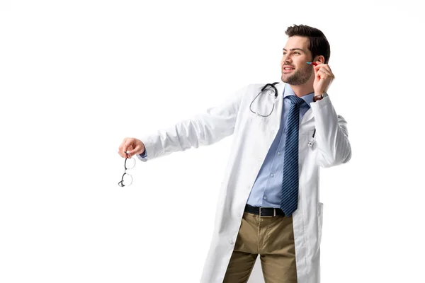 Mediziner trägt weißen Mantel mit Stethoskop und zielte mit Spritze isoliert auf Weiß — Stockfoto