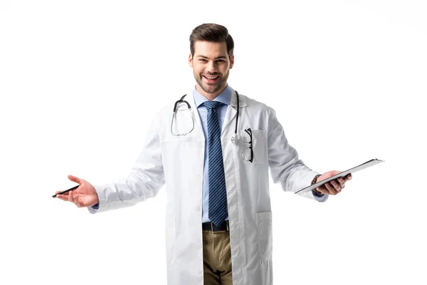 Médico sonriente con abrigo blanco con estetoscopio y sujetapapeles aislados en blanco - foto de stock