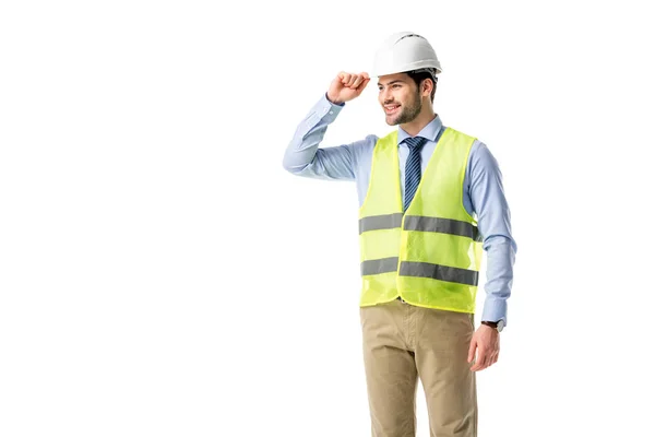 Construtor sorridente em colete reflexivo usando capacete isolado no branco — Fotografia de Stock