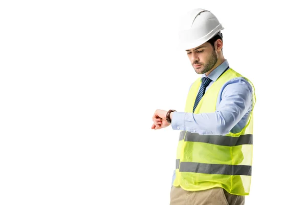 Ouvrier de la construction en gilet réfléchissant vérifiant sa montre isolée sur blanc — Photo de stock