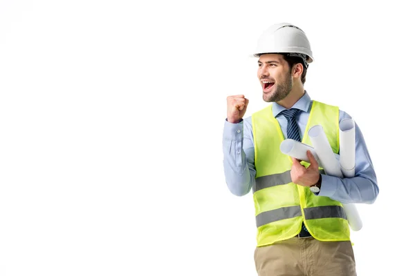 Успешный строитель в бронежилете и жесткой шляпе, держащий в руках синие перчатки, изолированные от белого — стоковое фото