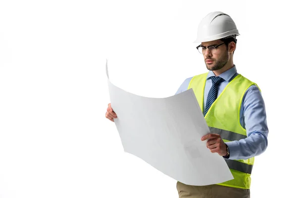 Homme barbu en gilet réfléchissant et casque regardant le plan isolé sur blanc — Photo de stock