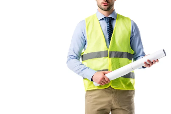 Vista ritagliata del costruttore in giubbotto riflettente contenente cianografia isolata su bianco — Foto stock