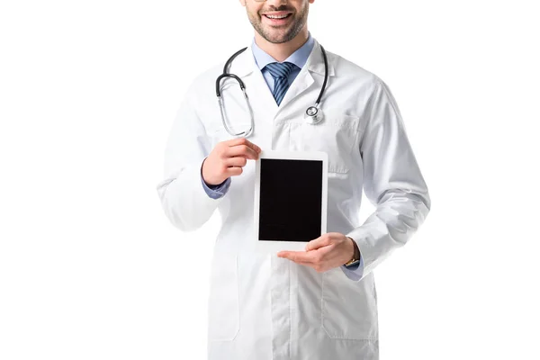 Vista de primer plano de la tableta con pantalla en blanco en las manos del médico que usa un abrigo blanco con estetoscopio aislado en blanco - foto de stock