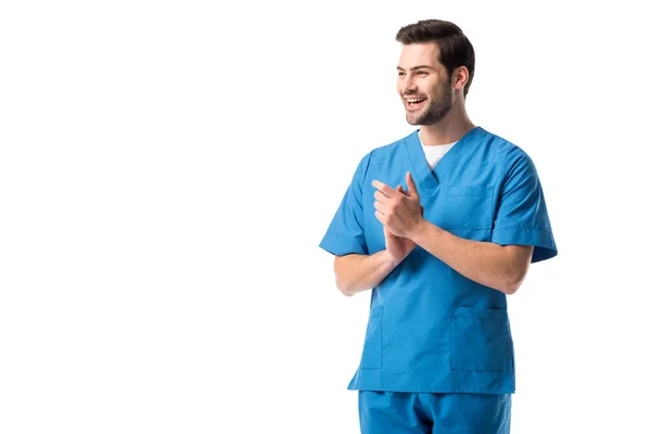 Усміхнена чоловіча медсестра в синій формі ізольована на білому — стокове фото