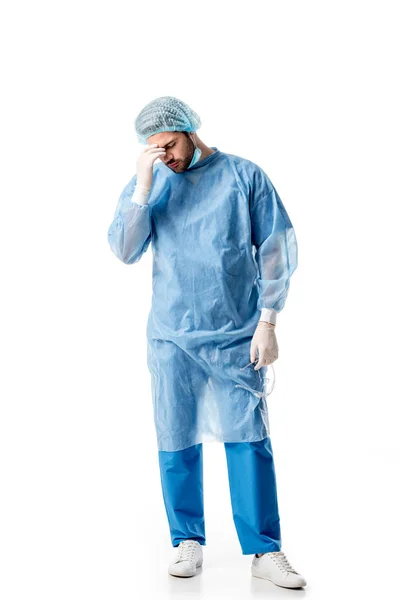 Cirurgião perturbado vestindo uniforme azul isolado no branco — Fotografia de Stock