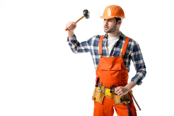 Bärtiger Arbeiter in orangefarbenem Overall und Bollenhut mit Hammer auf weißem Untergrund — Stockfoto