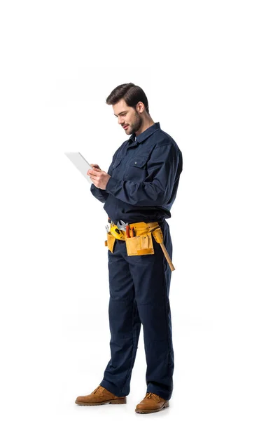 Encanador em uniforme usando comprimido digital isolado em branco — Fotografia de Stock