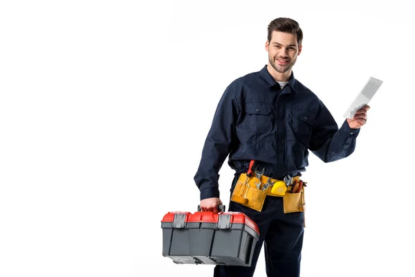 Retrato de fontanero sonriente en uniforme con caja de herramientas y tableta digital aislada en blanco - foto de stock