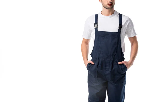 Vue partielle du nettoyant en uniforme avec les mains dans les poches isolées sur blanc — Photo de stock
