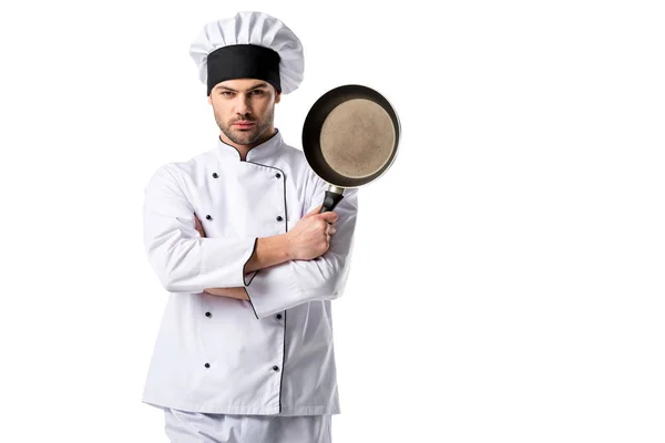 Portrait de jeune chef en uniforme avec poêle isolée sur blanc — Photo de stock