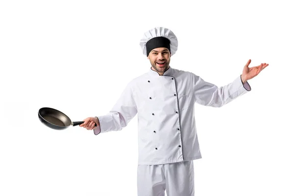 Retrato de jovem chef sorridente em uniforme com frigideira isolada em branco — Fotografia de Stock