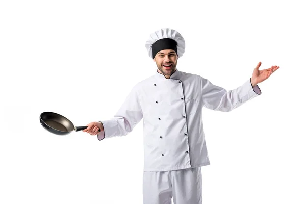 Portrait de jeune chef souriant en uniforme avec poêle isolée sur fond blanc — Photo de stock