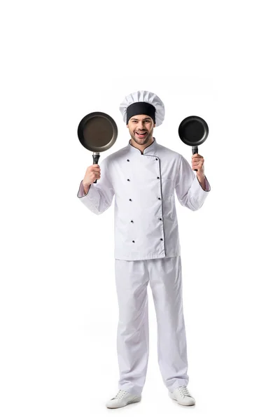 Jovem chef emocional em uniforme com frigideiras isoladas em branco — Fotografia de Stock