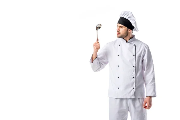 Portrait de chef avec louche à soupe à la main isolé sur blanc — Photo de stock