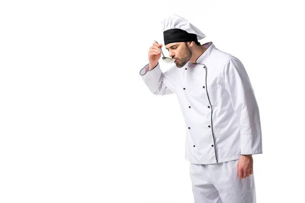 Портрет шеф-повара с супом ковш в руке изолированы на белом — стоковое фото