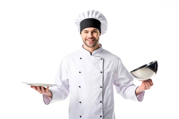 Retrato de chef sorridente com bandeja de serviço vazia isolada em branco — Fotografia de Stock