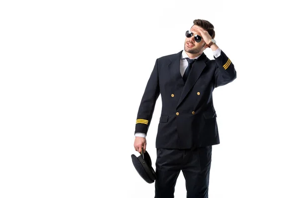 Portrait de jeune pilote en lunettes de soleil regardant loin isolé sur blanc — Photo de stock